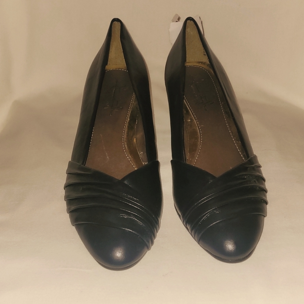 NWT  Softstyle Black Pumps